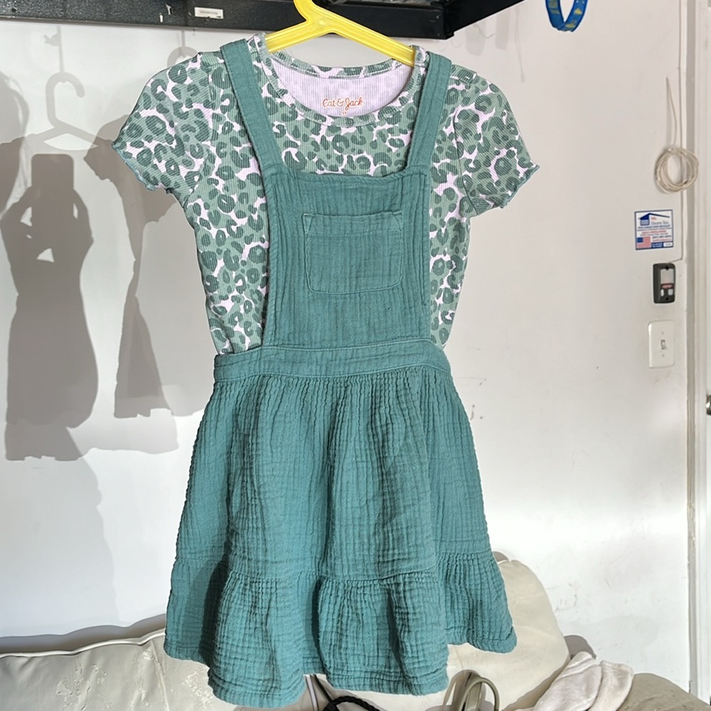 Girls t-shirt and dress. Size 5T. Very good condition.